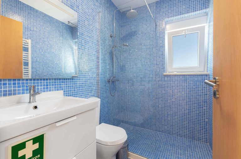 Bathroom with shower Holidays Praia da Luz